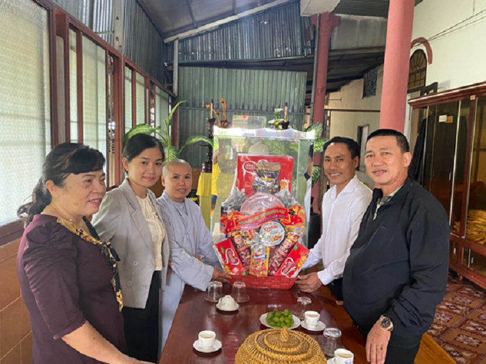 Lanh dao huyen tham chuc mung le phat dan 1